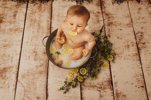 séance photo 1 an de bébé à Tourcoing - bain de lait - garçon - One Moment Photographie