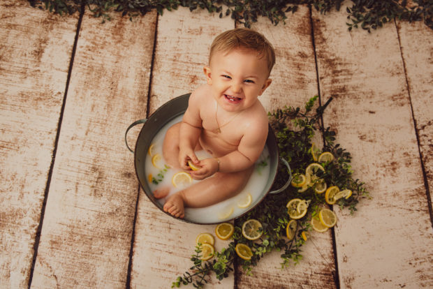 séance photo 1 an de bébé à Tourcoing - bain de lait - One Moment Photographie
