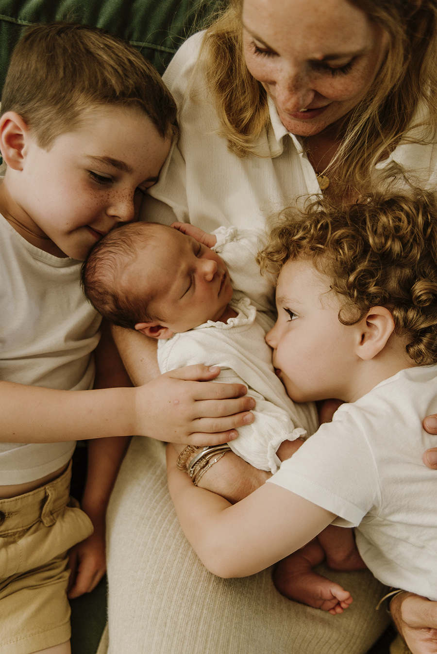 photo d'une famille à domicile lors d'une séance photo naissance sur Wambrechies près de Lille
