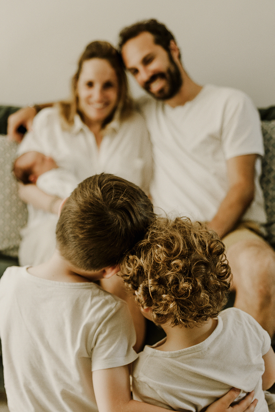 photo d'une famille à domicile lors d'une séance photo naissance sur Wambrechies près de Lille
