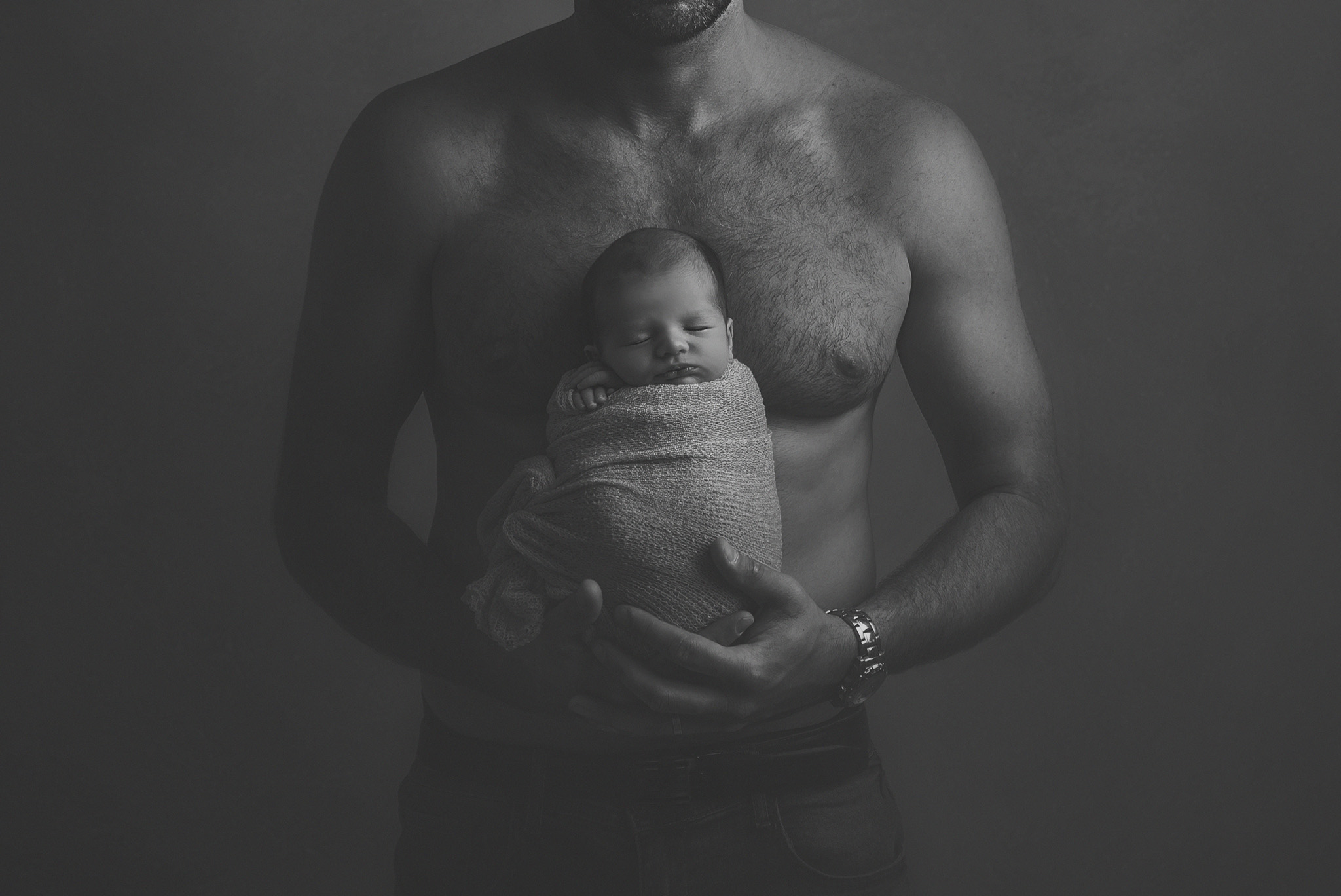 portrait noir et blanc en studio photo bébé papa Lille