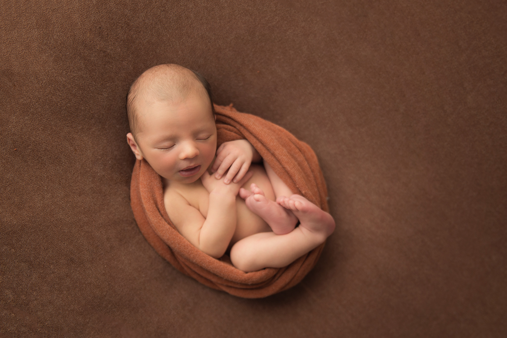 photo de bébé qui dort en séance photo naissance