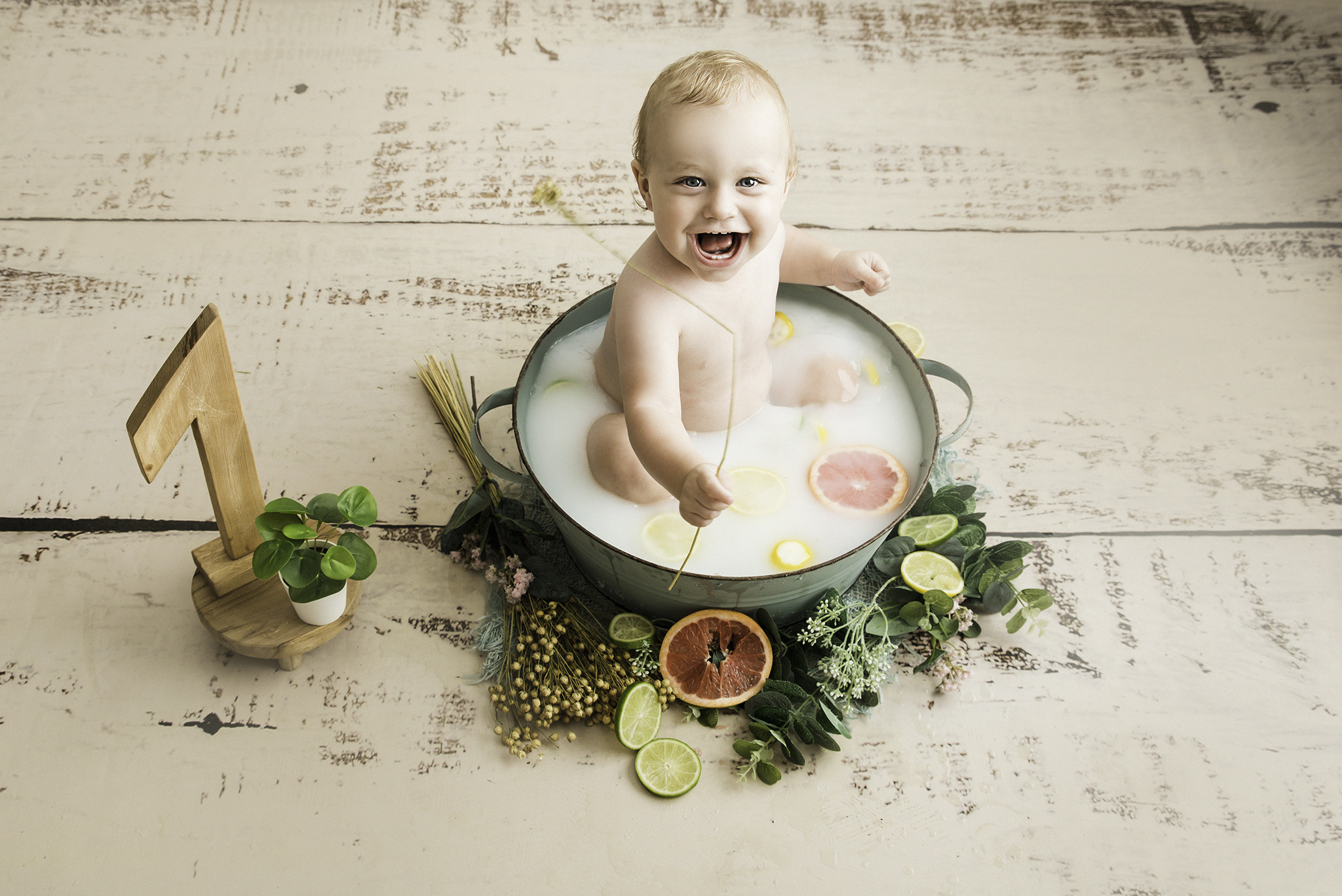 séance 1 an de bébé dans un bain de lait au studio photo One Moment Photographie