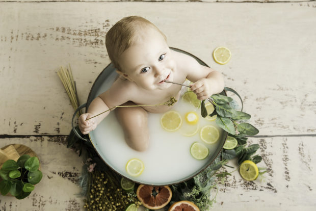 séance 1 an de bébé dans un bain de lait au studio photo One Moment Photographie
