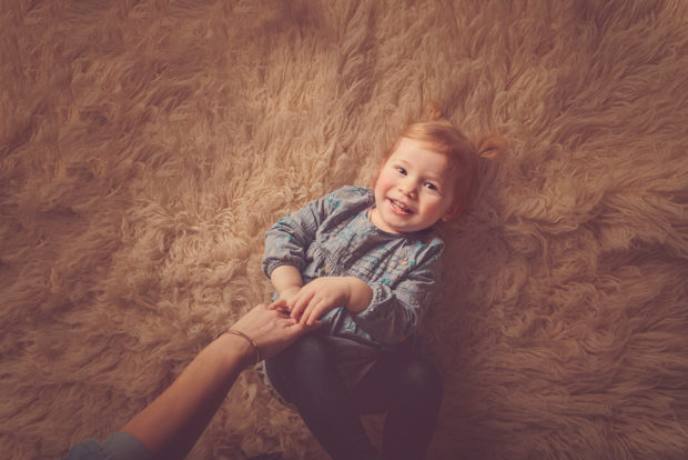 photo d'une petite fille qui joue avec sa maman, en studio sur Lille