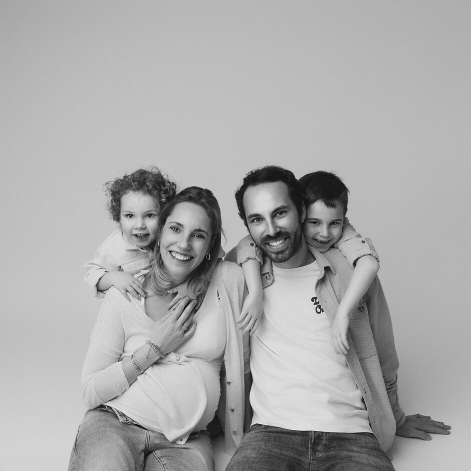 photo de famille - shooting grossesse - noir et blanc