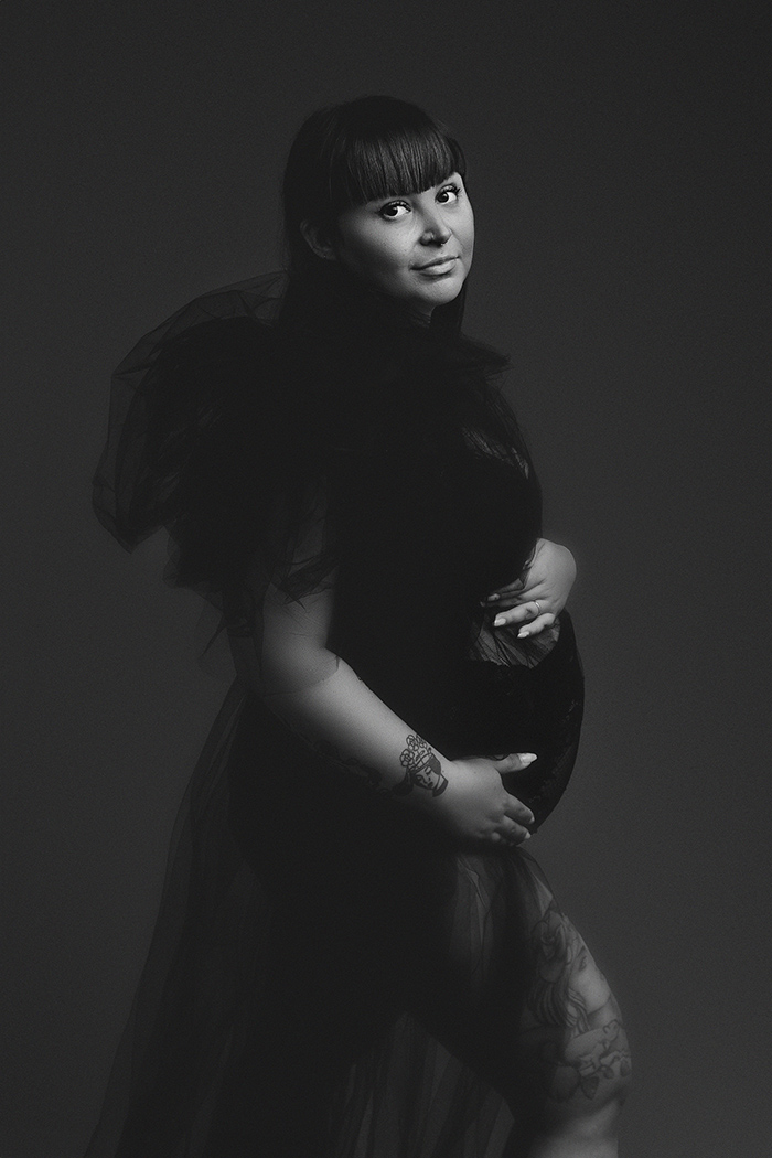 photo artistique d'une femme enceinte - noir et blanc - à Lille
