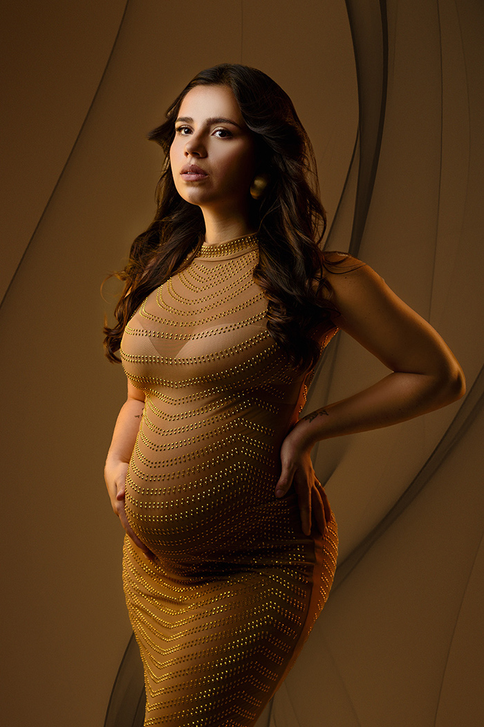 photo artistique d'une femme enceinte pour un shooting grossesse en studio avec voilage