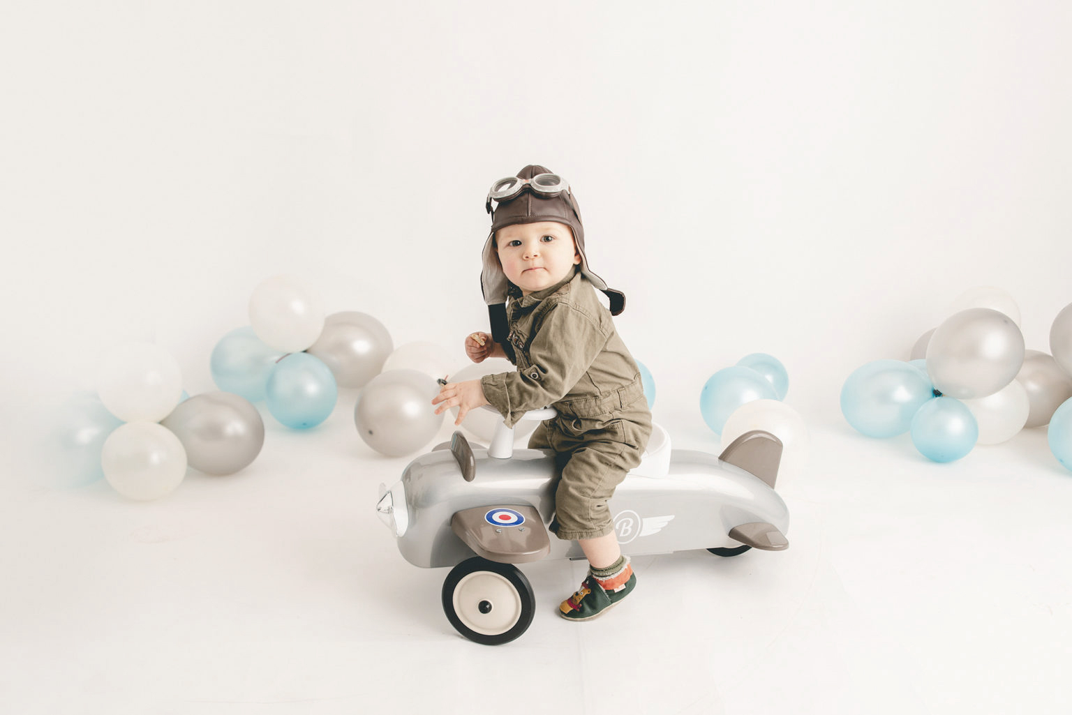 photo amusante d'un enfant sur un avion pour son anniversaire 1an