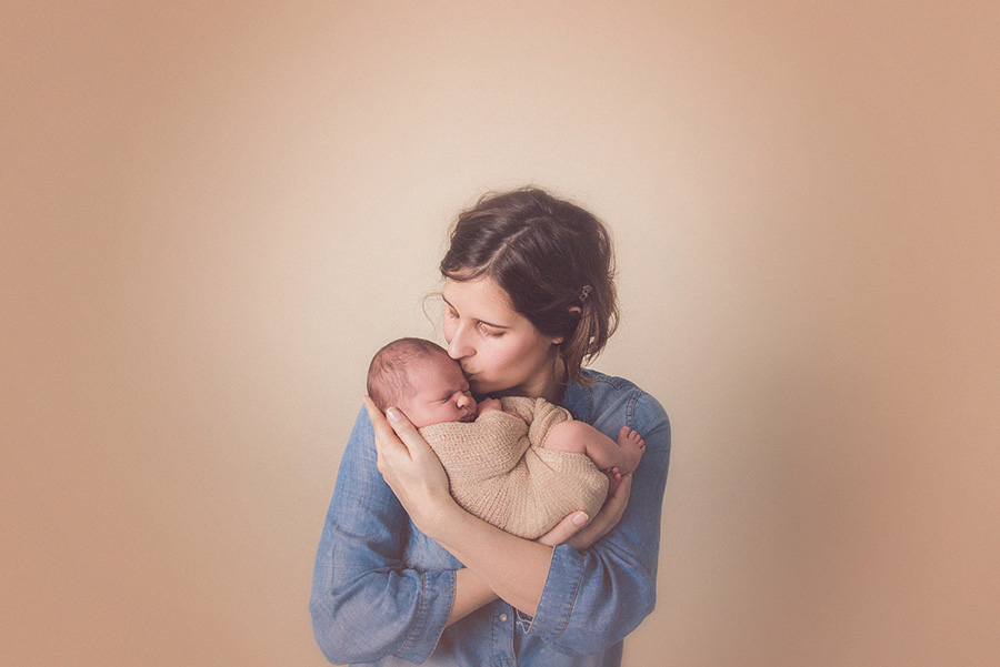 seance photo de naissance en studio avec maman bébé bisou photographe de nouveau né sur tourcoing nord lille - one moment photographie