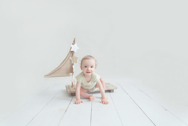 portrait d'un petit garçon de 6 mois avec un un décor artistique , au studio One Moment Photographie à Lille