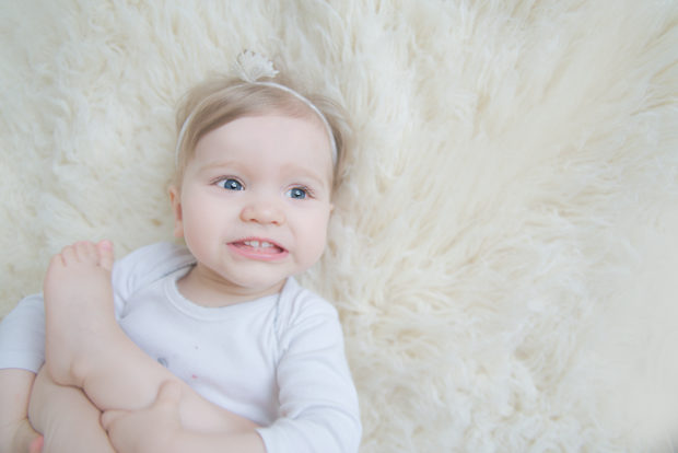 photo d'une petite fille de 6 mois, qui joue, au studio à Tourcoing