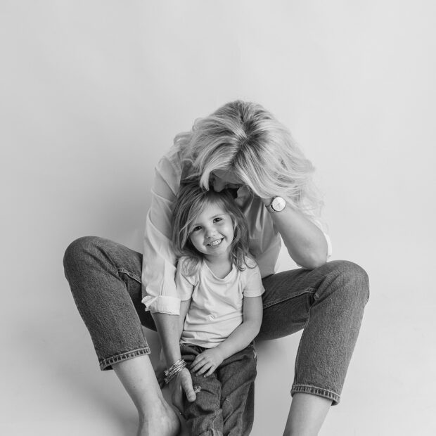 photo en noir et blanc d'une mère et sa fille au studio One Moment Photographie - photographe lille