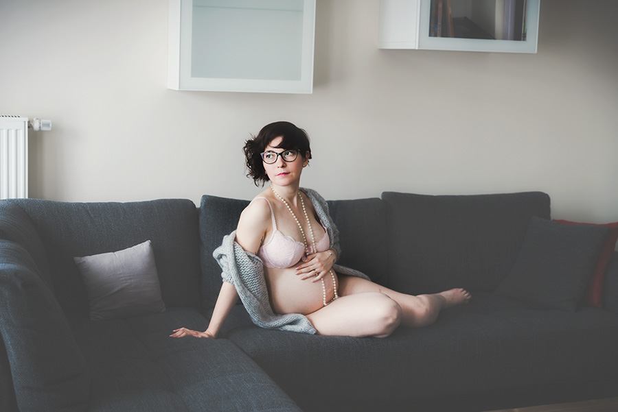 séance-photo-femme-enceinte-domicile-photographe-nord-wambrechies-tourcoing-ventre-rond-lingerie-boudoir-2