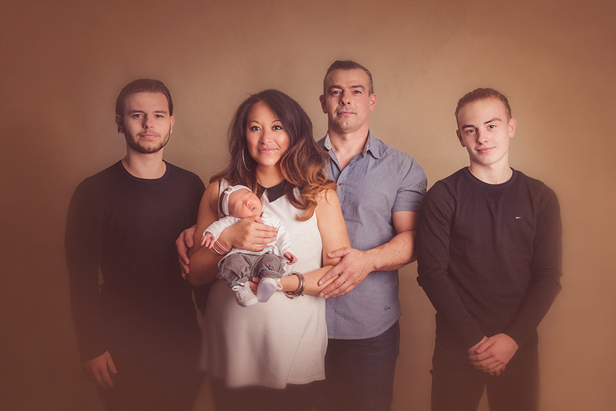 shooting naissance avec famille en studio sur tourcoing photographe nord one moment photographie
