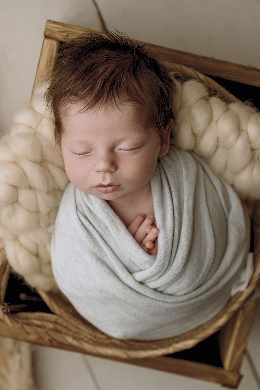 photo d'un nouveau-né lors d'une formation de photographe newborn pour apprendre la photographie posing à Lille