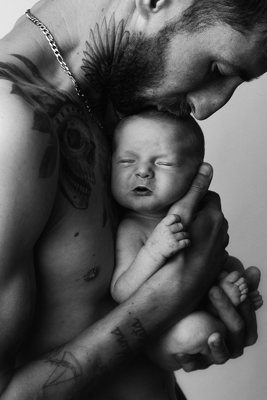 shooting d'un papa qui porte son bébé lors d'une séance photo naissance en studio sur Bondues près de Lille