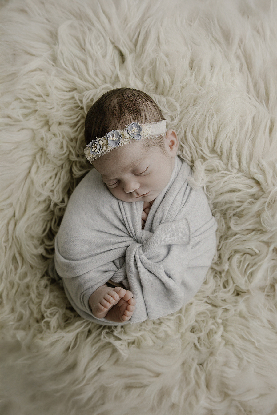 bébé posé sur un tapis en laine long shooting dans le studio One Moment Photographie, photographe dans le Nord
