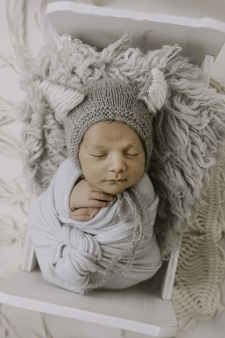 bébé avec un joli bonnet avec oreille de renard pour un shooting naissance dans le studio One Moment Photographie, photographe sur Bondues