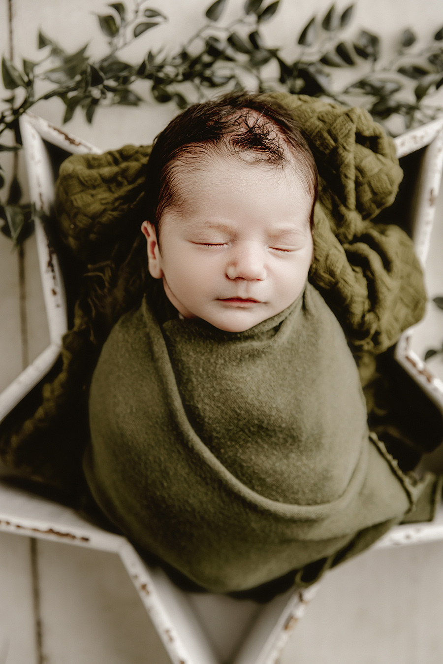 bébé dans une étoile en bois pour une séance bébé dans le studio One Moment Photographie, photographe sur Lille