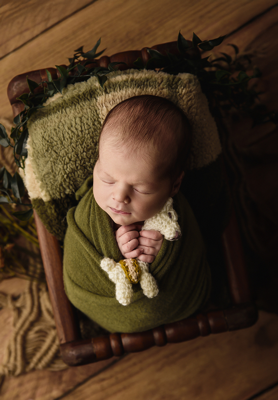 photo d'un bébé qui tient un doudou en crochet lors d'une séance photo maternité à Lille