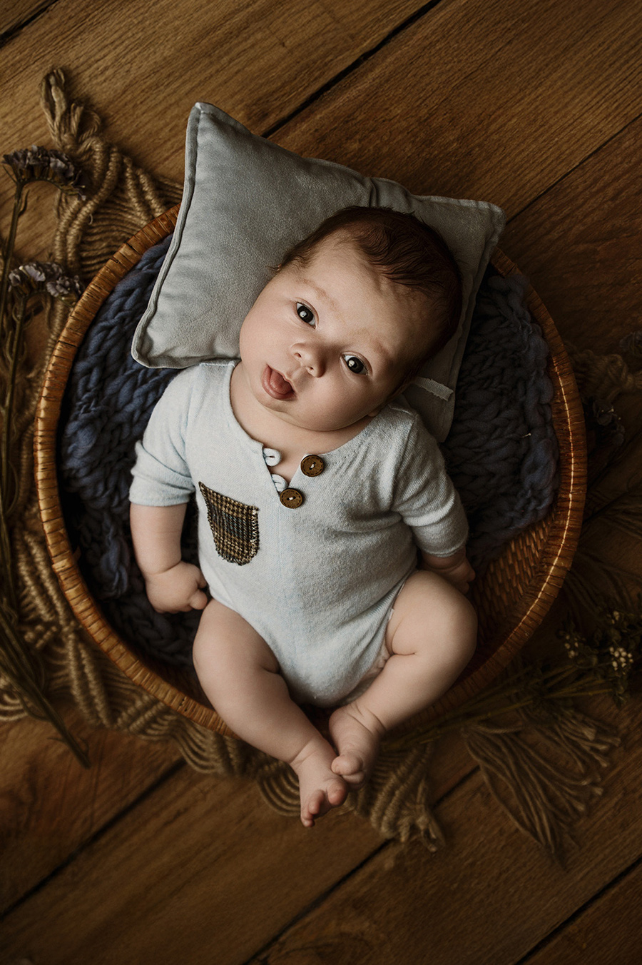 portrait d'un nouveau-né à la naissance dans un panier en rotin, sur Bondues dans le Nord