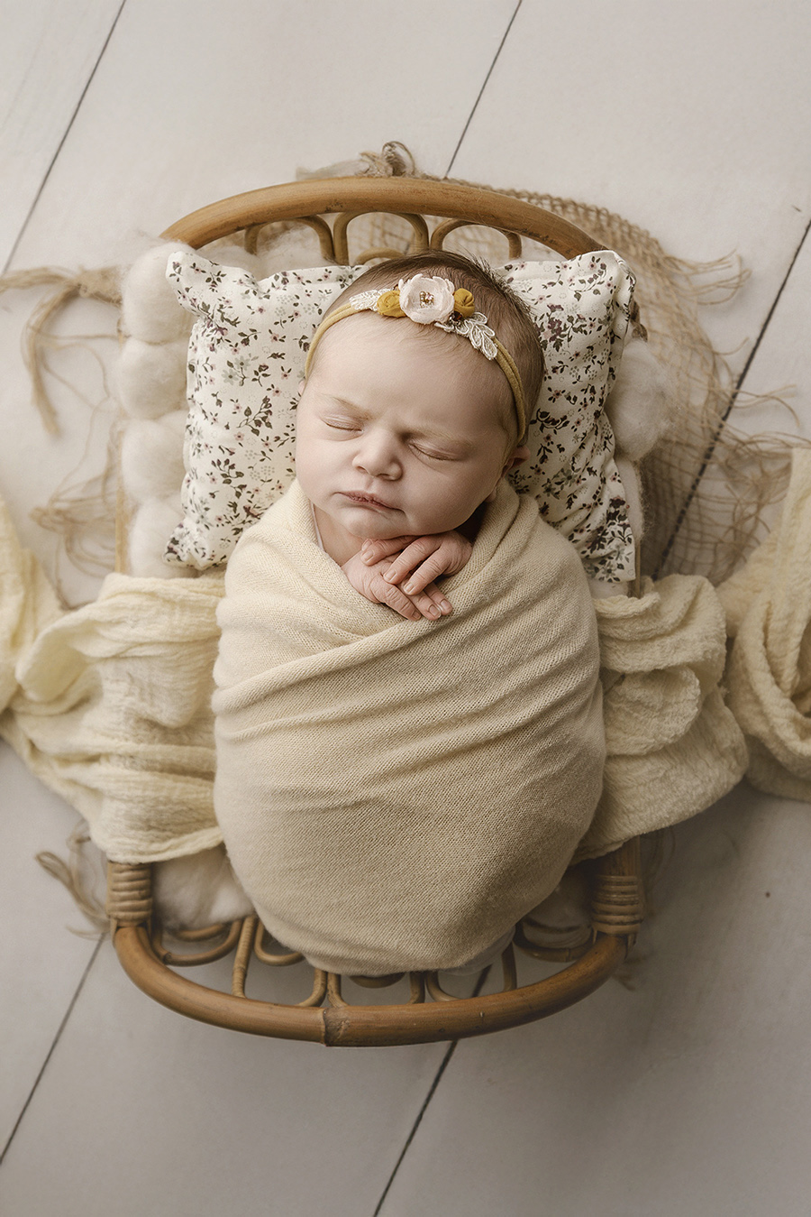 portrait d'un nouveau-né à la naissance dans un lit en rotin, sur Bondues dans le Nord