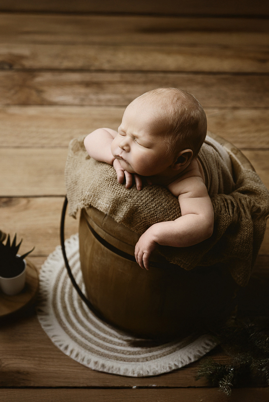 photo d'un bébé posé dans un panier pour son shooting naissance à Roncq
