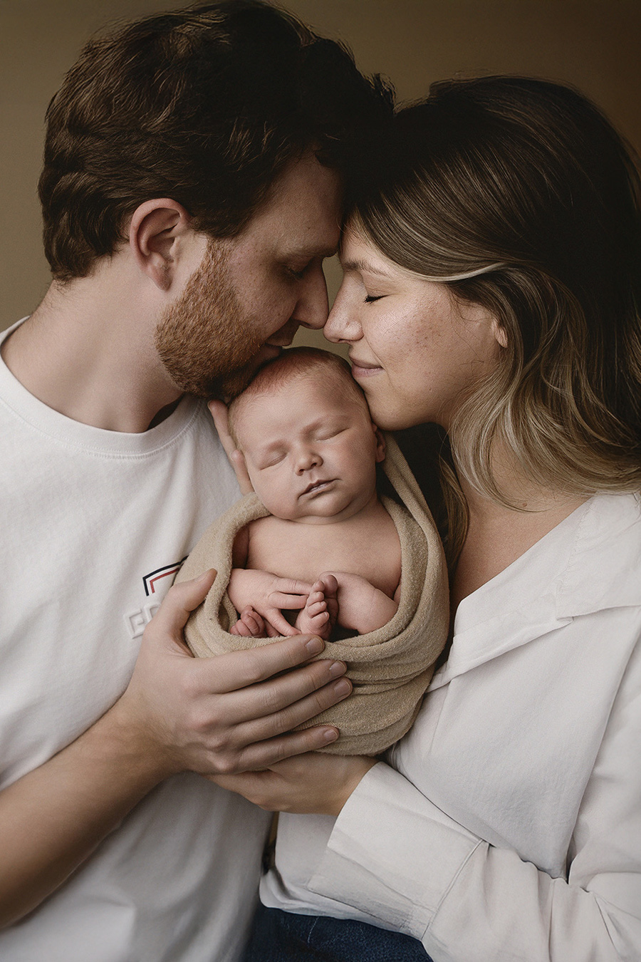 photo d'une maman et du papa qui caline son bébé lors d'une séance photo naissance en studio sur Bondues