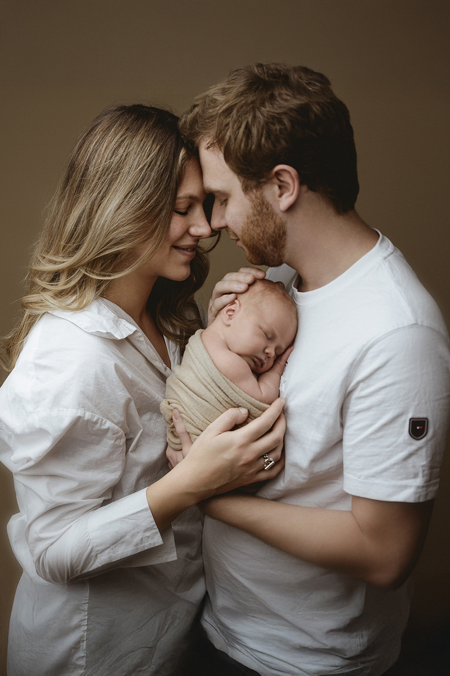 photo famille parents pour shooting naissance de bébé en studio sur Bondues
