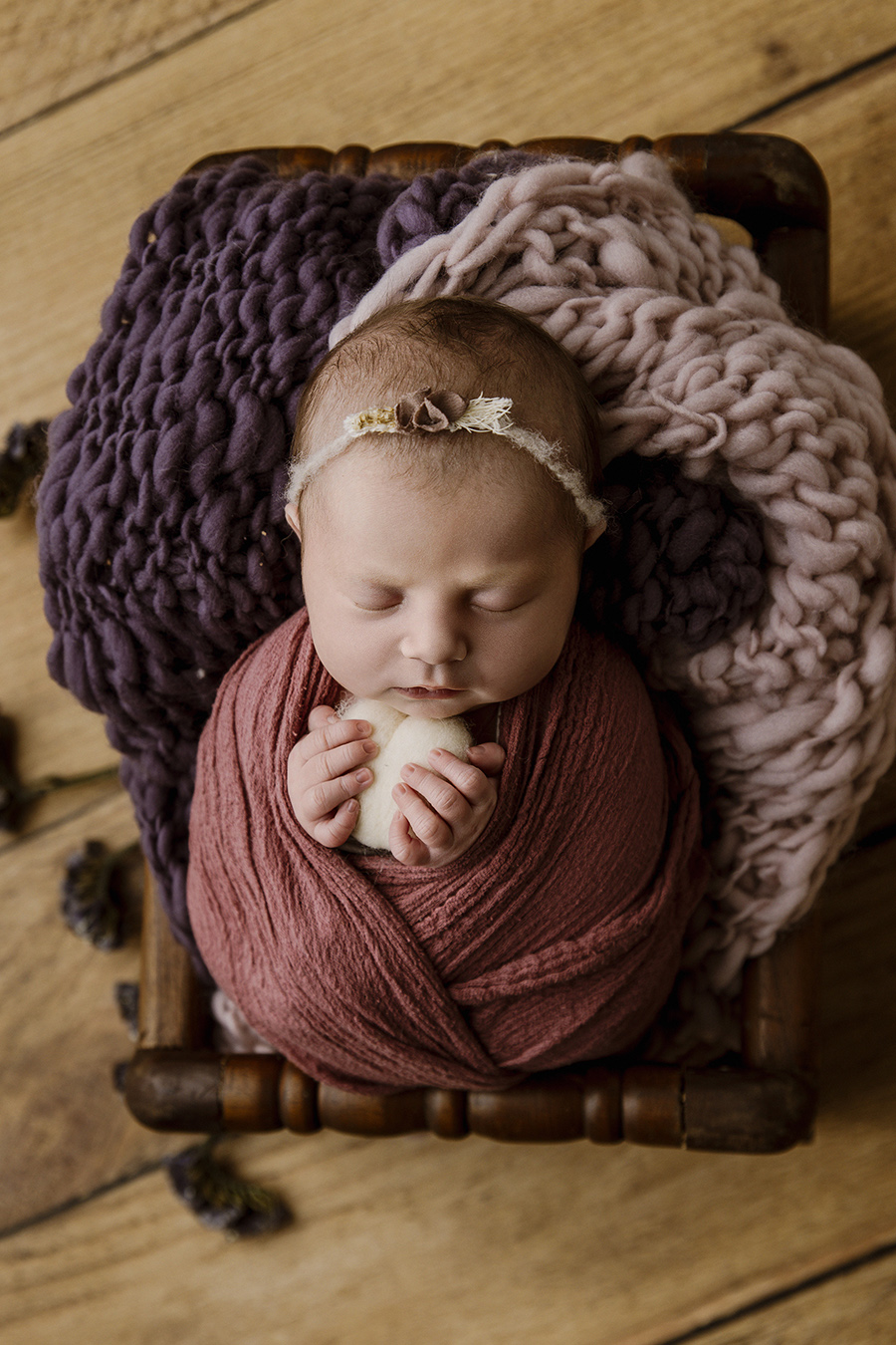 photo d'un bébé emmailloté à la naissance pour sa séance photo