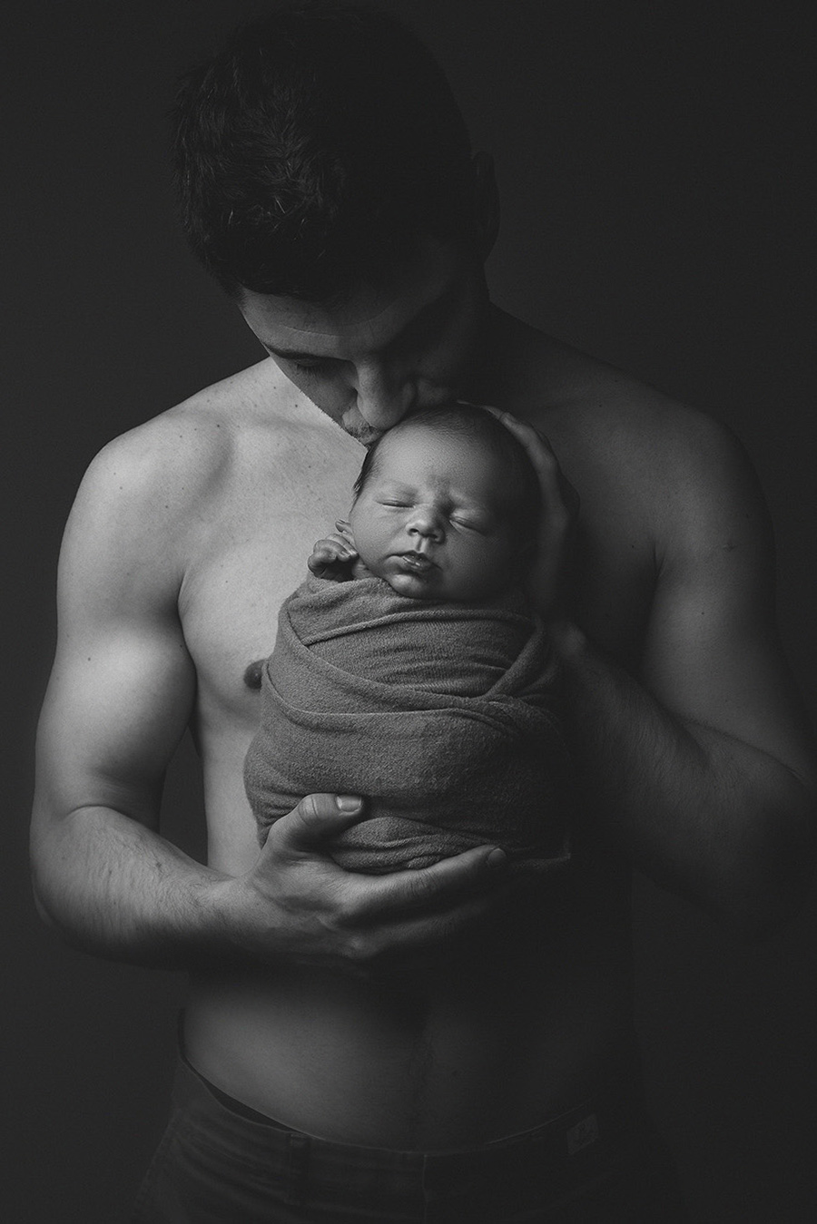 photo en noir et blanc d'un papa qui porte son bébé shooting bébé Lille