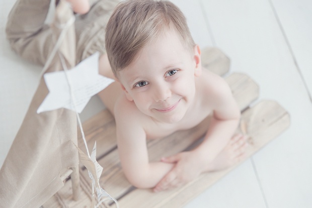 portrait d'un garçon qui sourit au studio One Moment Photographie photographe famille lille