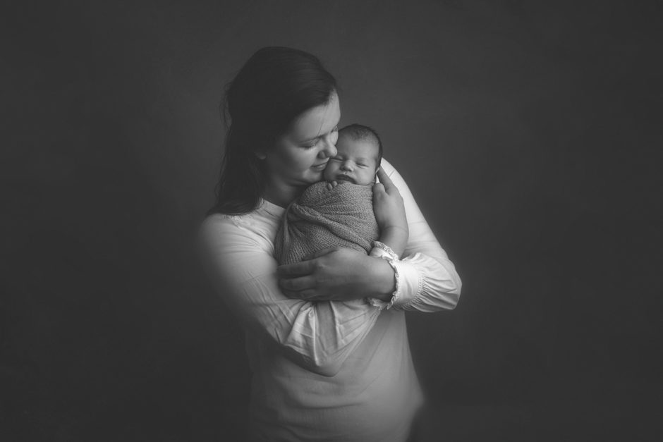 séance photo maman et bébé à la naissance photo noir et blanc