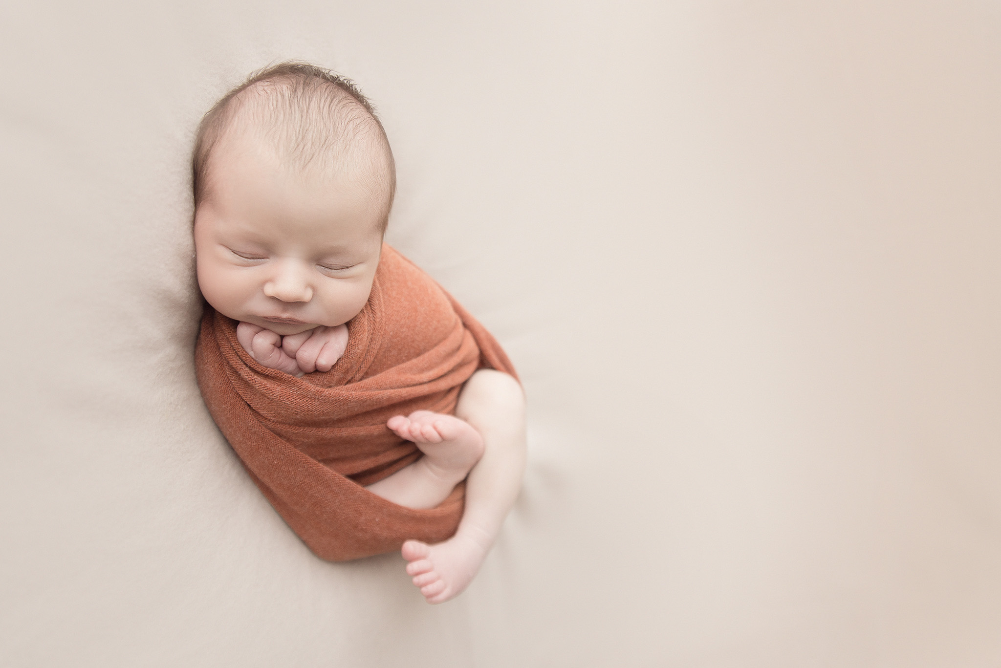 bébé qui dort en séance photo de naissance