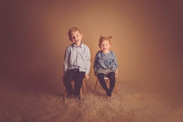 photo artistique d'un frère et d'une soeur au studio du photographe One Moment Photographie