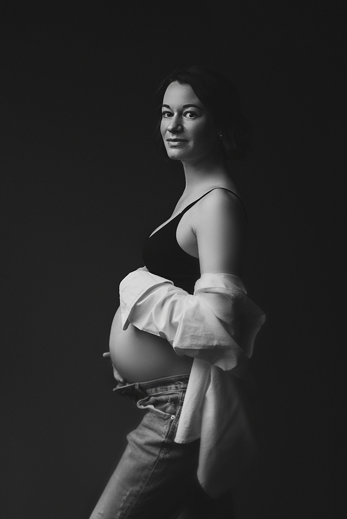 Photo en noir et blanc pour shooting grossesse en studio sur Lille