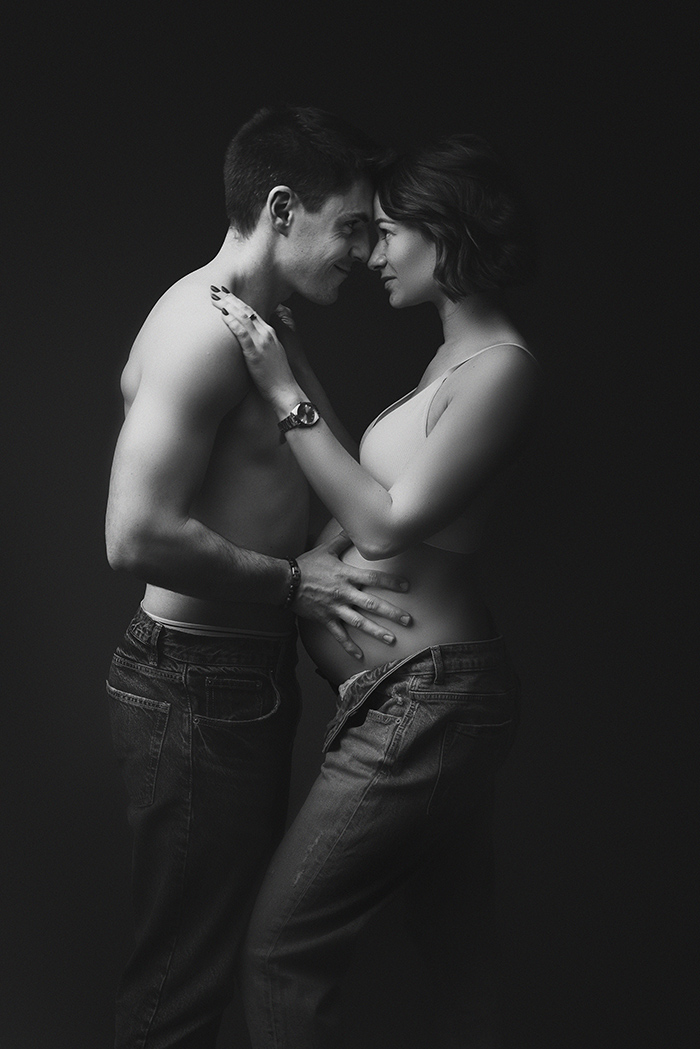 Photo en noir et blanc couple pour shooting grossesse
